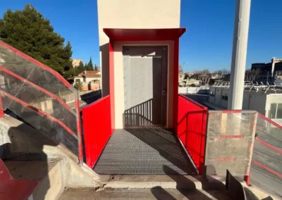 réalisation métallique sur mesure Ascenseur et passerelle accès PMR