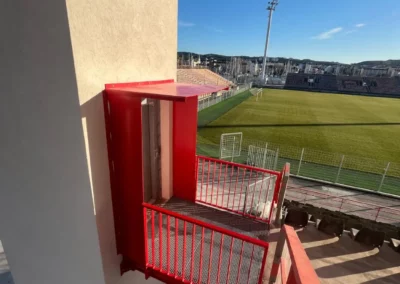 réalisation métallique sur mesure Vue stade passerelle ascenseur PMR