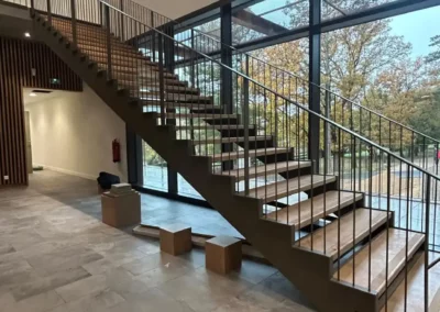 escalier ENSOP vue d'en bas posé par Ferronnerie Concept 13